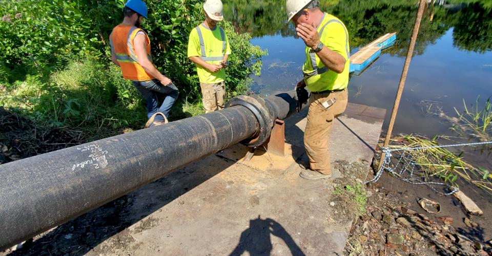 Moving the dead weight of the pipe is enough to assemble the joint.
