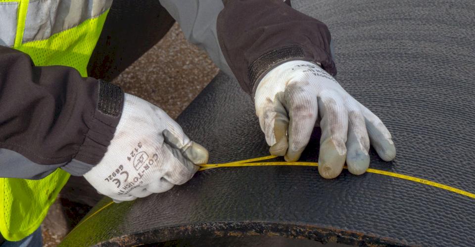 Lay the two ends on the pipe, so they pass each other but are directly next to each other.