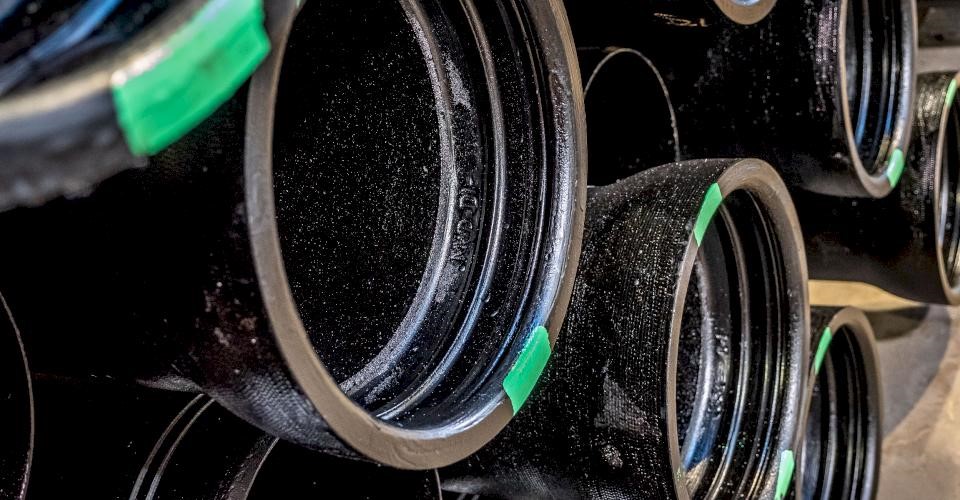 Gauged Full Length pipe has green stripes painted on the face of the bell.