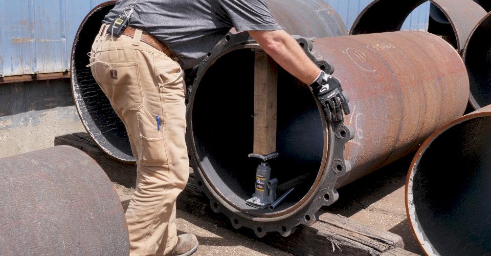 Check the roundness of the pipe by using a feeler gauge.